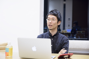 IT 戦略部システム開発グループグループリーダー長谷川。入社以来一貫して社内システムの内製開発に携わっています。今では当部署のマネージャーを務める身ですが、基本的には開発大好きアプリケーションエンジニアであり、メンバーとああでもないこうでもないと意見交換しながらコーディングに没頭する日々を過ごしています。