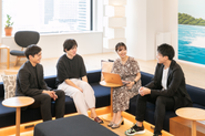 wework内のフリースペースで打合せしています。代表との距離も近く密なコミュニケーションをとることができます