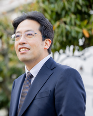 「たくさんの人々の喜びと笑顔を生み出したい。」その想いを実現するために、代表田村はナツバを設立しました。人材サービスは、人を扱う仕事です。だからこそ、教育への投資を惜しみません。時間も、費用も、未来への投資だと考えています。従業員の成長こそが、クオリティの高い仕事を生み出し、その先にいるお客様の喜びへとつながる。人が成長する。仕事の質が高まる。笑顔が増える。そして会社も成長する。この好循環をつくり続けること。それが、代表田村の決してブレない信念です。