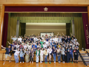 島根県雲南市の“おんせんキャンパス”での全社会議の風景。年に1度全職員が集まり、カタリバの提供価値や今後の事業に関して意見を交わします。