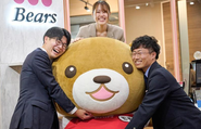 ベアーズ社員の平均年齢は34.2歳。20代～30代の若手が多く活躍しています。社員同士の距離は近く、笑顔を交えたコミュニケーションが多く飛び交う雰囲気です。産休・育休取得率も100％を継続中！会社全体でお互いを支え合う社風が特徴です。