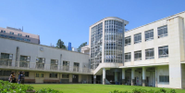 古い小学校をリノベーションした吉本興業東京本部。