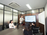 当社の魅力は年齢役職に限らず誰でも自分の考えを発信できるところが利点です。