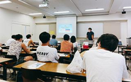 学生に向けて就活の勉強会を行っております。勉強会の講師は営業が担当しますが、資料や内容は企画とも連携し作成します。