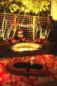 麻布十番にあるプールに！なんと８００個の風船を浮かべました♪ボートの上にはプレゼントが♪