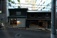 「MAISON DE ９ 」は、築90年の大阪長屋をリノベーションした一軒貸しの別邸。簡易宿所として認可を受け運営。一泊4～5万で70％稼働し、 10年以上空家であった古民家が月100万円弱の売上、粗利益で60万円を上げている。