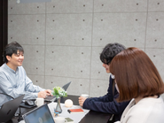 「一人で抱え込まない」を体現する、風通しの良いオフィス。困ったときはすぐ隣に相談できる人がいます。