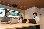 週に1回、会社の価値観を共有した後、他部署・他拠点のメンバーとランダムに意見交換を行います。普段接点の少ないメンバーの考え方や価値観に触れられる貴重な時間です。