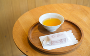 パイナップルケーキと無農薬の高山烏龍茶をおもてなしとしてお客様にお出ししています。