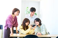 【20～30代が活躍中】休憩中は自分の好きなことやデザインについて語り合うことも♪周囲から刺激を受けつつ、仕事もプライベートも充実できます！
