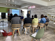 外部講師を招いた特別研修の様子。不定期開催、希望者全員自由参加型です。