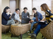 まずは自分たちから笑顔になる。笑顔の絶えない風通しの良い職場がパフォーマンスを最大化します。