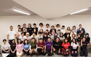 2023年11月月1回の羅針盤全社会で、お揃いのTシャツを着て写真撮影