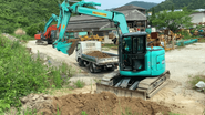 建機遠隔操作ソリューションを搭載した油圧ショベル。ダンプトラックへの土砂積み込み動作も可能