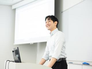 「スキルを教える、その先へ。」ITを“わかる”から“使える”へ、そして“伝えられる”力へ。企業と社会の成長を支える研修の現場です。