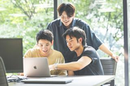 メンバー同士で積極的に意見交換や情報共有が行われています。