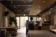 どんなに整ったオフィスでも、そこに人と人のつながりがなければ組織は前に進みません。 一人ひとりの声に耳を傾け、関係性を育み、行動を引き出す、それが私たちandONEの考える「場の活かし方」です。 オフィスキュレーターは、空間に“人の力”を流し込む役割を担います。