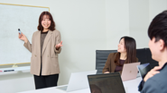 8年連続125%成長。その「加速装置」を私たちが創る。 全国に拠点を広げ、従業員数1,000名を超えたNECT。私たちの次なる目標は2,500名体制の構築です。採用アシスタントの仕事は、単なる事務作業ではありません。経営層と視座を合わせ、組織の未来を形作るピースを一つひとつ見つけ出す。極めて経営に近い場所で、会社の成長をダイレクトに支えています。
