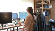 事業の提案資料を作成している様子