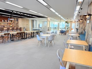 社内にはBARカウンターや広めのフリースペースがあります。