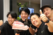 「入社してマグロが食べたい」と考えている方に朗報♪本格的なお寿司が食べられます。GOOYA食堂の日は、本職の板前さんが調理してくださるお料理がたくさん振る舞われます。豪華な食卓をみんなで囲みましょう！