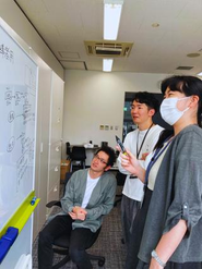 役職は役割と定義し、役職関係なく一人ひとりの意見が通りやすい環境です。