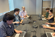 エンジニアは週に１回程度出社日を設けています。