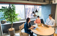 開放的な空間で意見交換が頻繁に行われています（東京オフィス）