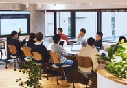 新宿御苑オフィスの大会議スペースは大人数のミーティングも可能なゆとりある空間