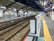 駅ホームからの転落防止対策として、ホームドア工事を推進しています