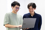 各メンバーが主体的に意見や提案をいえる風土が自慢です♪また、新たに入社したメンバーが新しい環境に早く馴染めるようにウエルカムランチなどの制度も用意しています！