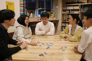 今日学校であったことや趣味の話を聞いたり、一緒にボードゲームなどで遊んだり、時には悩み相談に乗ったりするなど、訪れた中高生が安心して過ごせるような関係性を築きます。