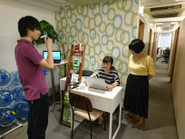 渋谷教室の受付／先生やスタッフが集まって数学談義が始まったり…