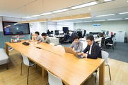オフィスの真ん中にはミーティングしやす大きなテーブルがあります。