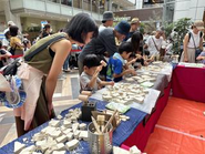 全国様々な施設でイベントを実施（画像は8月19・20日に述べ2000人を動員した（さわれる科学博）の様子。