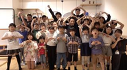 元生徒や、異業種から飛び込んだメンバーまで、多種多様な背景を持った人達が集まっています。