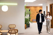 1日の大半を過ごすオフィスが居心地のよいものでなければいい仕事はできません。ラクスル人との対話や、時間や季節の移ろいを感じるなど、五感の刺激によって生み出されるもの環境を大切にしています。