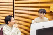 代表の八木も音声コンテンツのヘビーリスナー。社員とラジオの話で盛り上がることも多いです。
