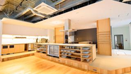 開放的なキッチンを構え、自由にお料理ができます。チームや職域を越え、横断的なコミュニケーションの場ともなっています。