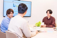若手からベテランまで多様なバックグラウンドのメンバーが在籍。社歴に関係なく意見やアイデアを出し合える、フラットで風通しの良い社風です。