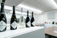 オフィスのエントランスでは、自社の日本酒でお出迎え