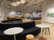 東京オフィスのWeWork Kanda Squareは広々とした共有スペース完備！水やお茶、コーヒーなども飲み放題です。