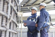 現場では施工管理と職人が連携しながら、安全と品質を最優先に工事を進めています。図面だけでは分からない細かな調整を現場で行い、一つひとつの判断が建物の完成度を左右します。
