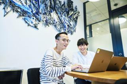 時にカジュアルに、時に熱く、コミュニケーションを交わしながら、仕事をしています。