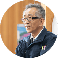 『これ、楽しそう！』という直感を信じて飛び込んできてください。（総務課長 田中）