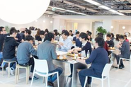様々な職種・部署のスタッフが、より良いプロダクトをつくるという共通目標に向かって取り組んでいます。