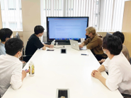 出勤時に15分程度、日勤スタッフとのミーティングで交流があります♪