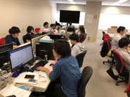 会社のカラーでもある赤色がポイントです！