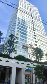 会社があるビルです！コンビニやセリア、本屋さんがありますよ♪