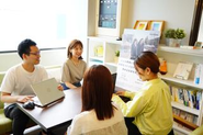 本部は東京・中野にあります。その他、都内に3拠点、岩手県、宮城県、福島県、島根県にそれぞれ1拠点を運営。